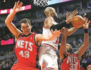 Struggling Nets halt streak, upset Bulls