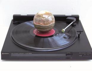 Young artist’s exhibition reveals moments of life