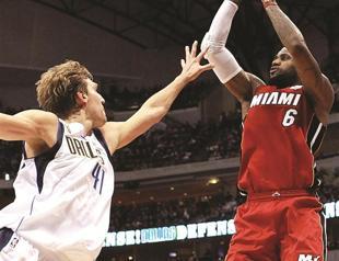 Leading players shine as NBA makes Christmas return