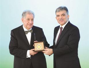 Hürriyet’s Hızlan receives presidential culture award