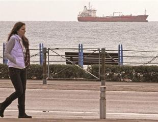 Doubts grow on ship as Qatar urges Syria action