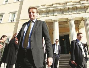 Greek PM Papademos at IMF’s door to secure swap agreement