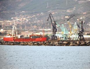 Ship unloads dangerous cargo in Syria: officials