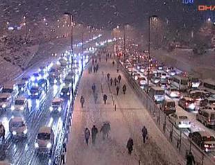 Snow brings life in Istanbul to a standstill