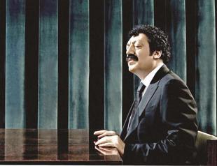 Cult arabesque singer on club stage