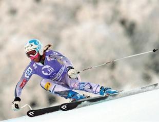 Mancuso wins gold as Vonn misses gate