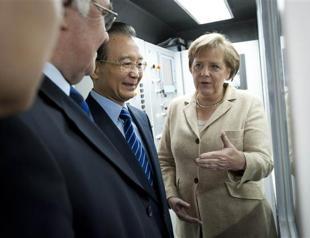 Merkel in Paris in bid to rescue Sarkozy vote hopes