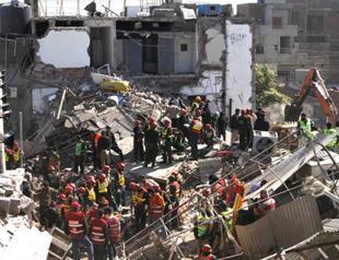 100 feared trapped in Pakistan building collapse