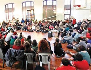 University rector speaks to occupying students in Turkey
