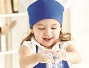 Children to bake pizza