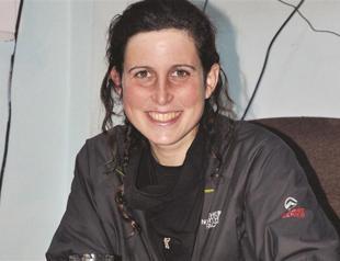 Journalists save tourists from death