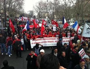 Thousands of Turks gather in Paris to protest genocide bill