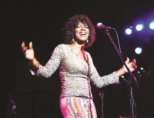 Carmen Lundy sings jazz at Akbank stage