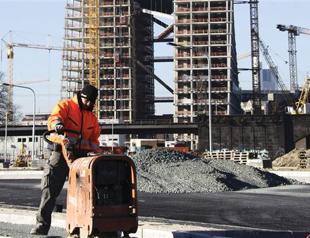 Germany slashes gap on growth, low jobless rate