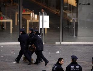 Apple suspends iPhone sales at China stores