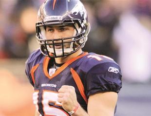 Tebow takes on Brady in matchup of star QBs