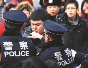 Apple suspends iPhone sales in China after big stampede