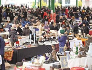 Antique bazaar draws collectors from around Turkey each month