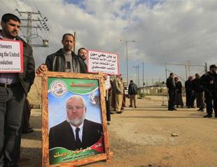 Protesters throw shoes at UN chief in Gaza