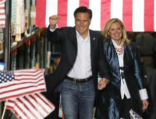 Romney stumbles as Gingrich eyes Trump boost