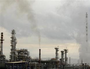Greece seeking backup oil supply against Iranian embargo