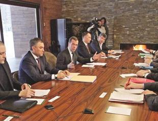 Medvedev humors opposition leaders