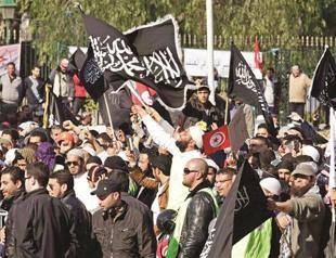 Tunisia worried on rift between seculars, Salafis