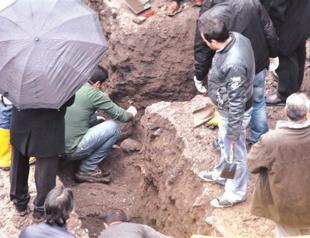 Mass grave remains 100 years old: report