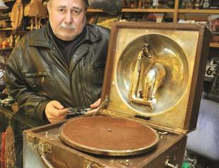Antique sellers raise their voices for bazaar