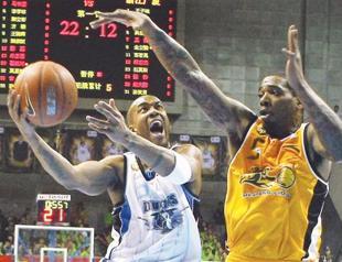 Marbury denies hitting fan