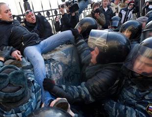 Russian punk rockers in jail for anti-Putin prayer