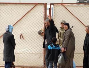 Syrians fleeing from violence stream into Turkey