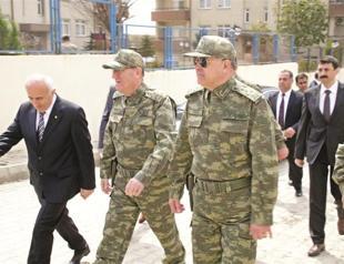 Turkish commander visits Syrian border