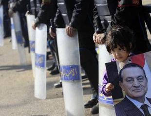 Mubaraks defense lawyer praises Egypts ex-leader