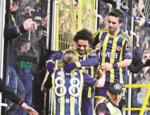 Unity in Lefter tributes an oasis, Turkish football drowns in hatred