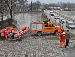 Flood risk evacuates homes, offices in northwestern Turkey