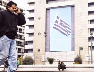Greece holds key debt talks amid EU threats