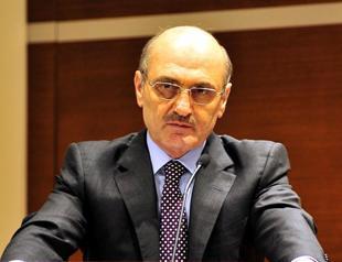 Students throw shoe at Turkish minister