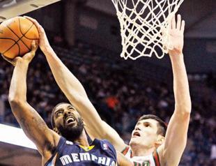 İlyasova double-double not enough for Bucks