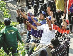 Indonesia blocks fuel prices hike on protests