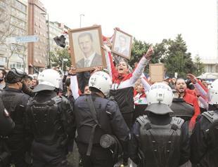 Syrian regime supporters rally in Istanbul