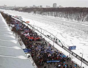 30,000 people march in Moscow to back Putin