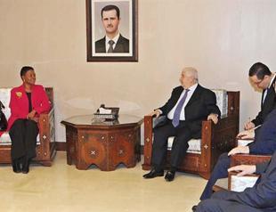 Senior official defects as Annan heads to Damascus