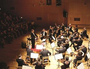 Duisburg Ensemble plays with Akkaya