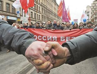 Thousands of Russians hold hands against Putin