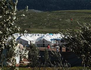 Syrians flee into Turkey after Idlib assault: official