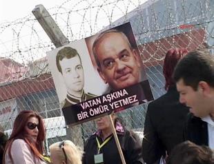 Facing e-coup charges, Başbuğ makes show of defiance in court