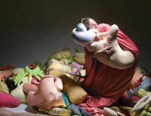 Swiss performance artist woos audience