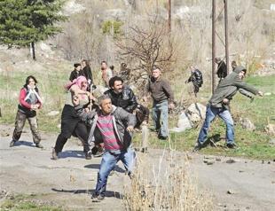 Police, locals clash over demolition in Ankara