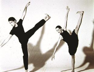 Modern dance show from Zeynep Tanbay Project